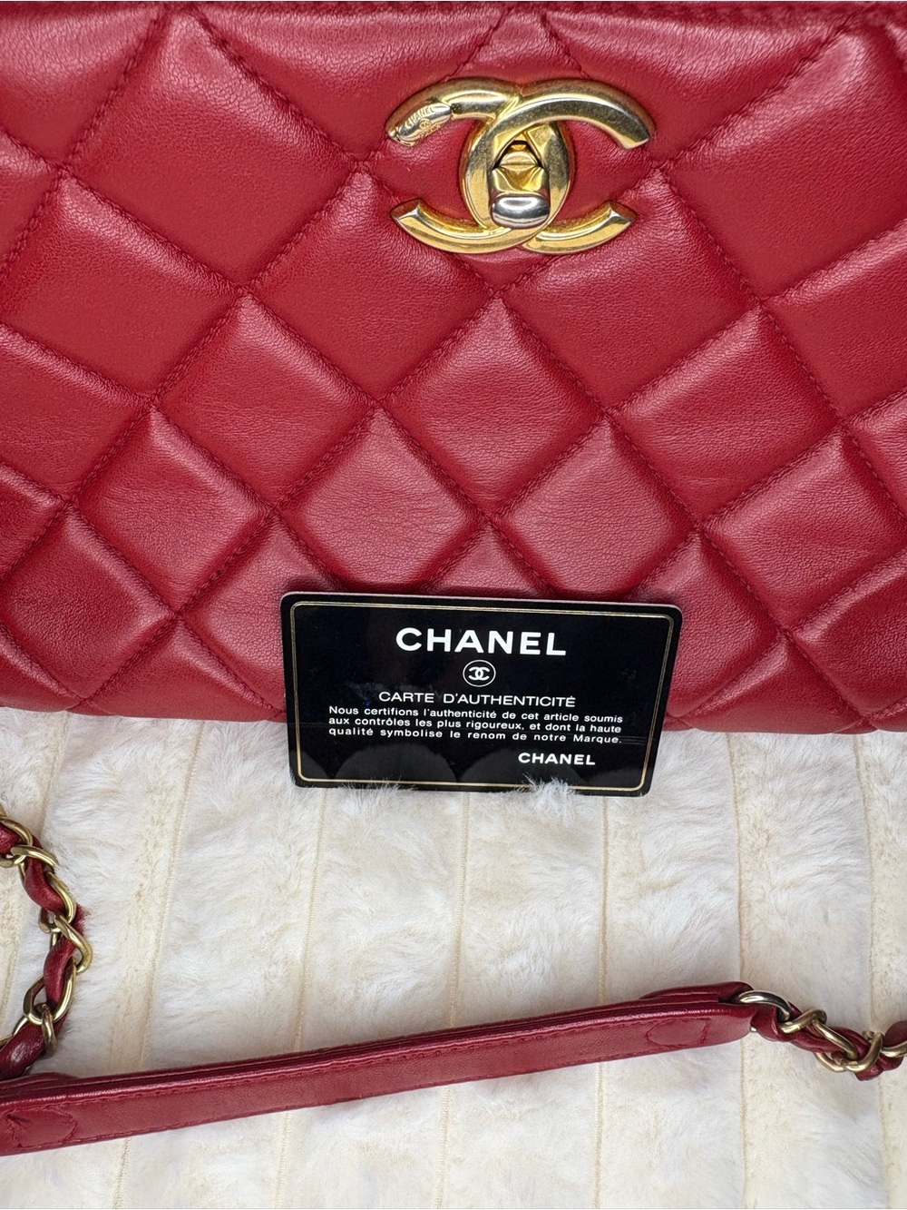 Authentic Chanel Vintage Red Lambskin Quilted CC Chain Tote Shoulder Bag Gold HW